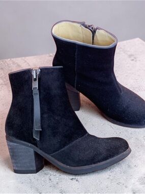 Bussola Vintage Black Suede Ankle Booties